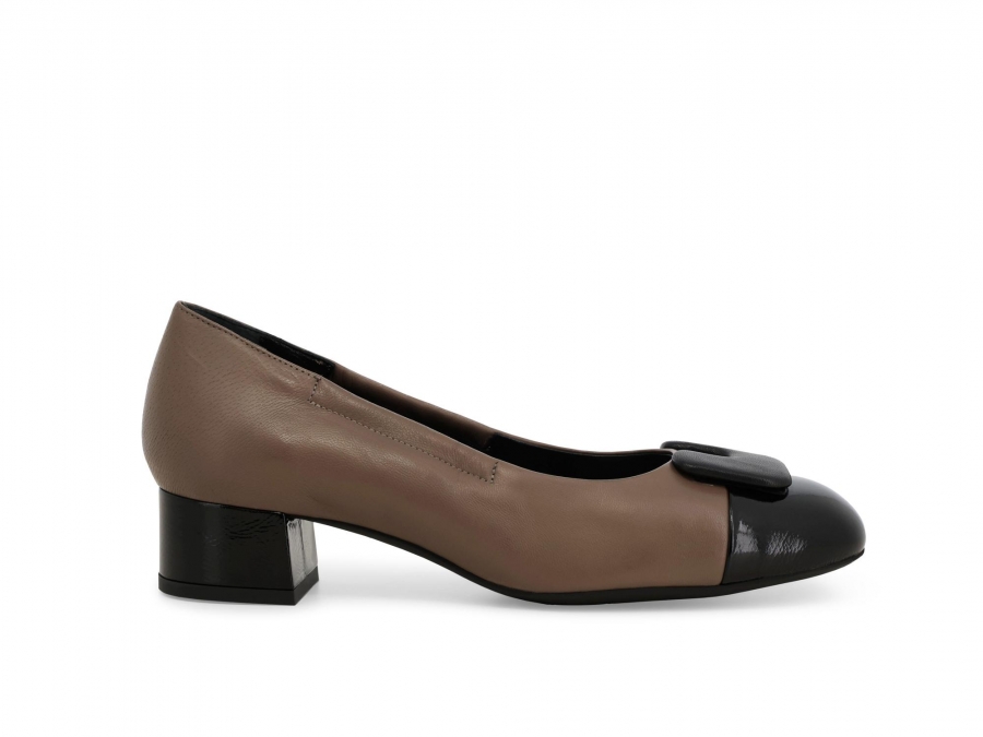 Décolleté donna in morbida pelle e vernice beige a260