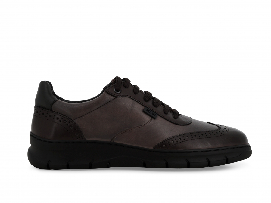 Sneakers uomo allacciata in morbida pelle marrone u55704